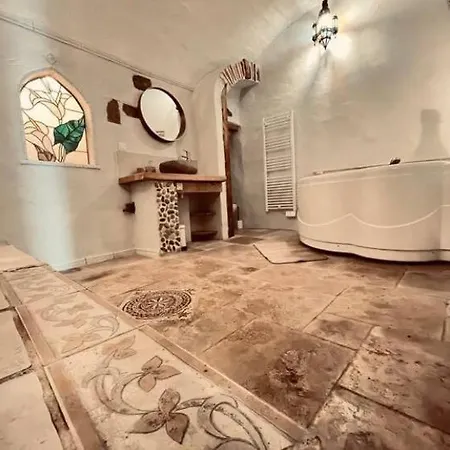 Charming With Private And A Unique Setting شقة