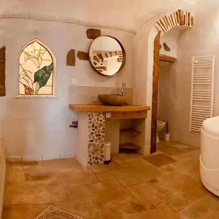 Charming With Private And A Unique Setting فيين